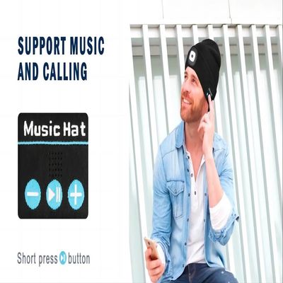 Le téléphone de écoute de musique parle le chapeau d'écouteurs de Bluetooth avec l'éclairage de phare